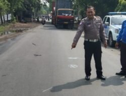 Anggota Satlantas Polres Gresik Lakukan Olah TKP Laka Lantas Di Kebomas