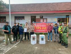 Koramil 0815/16 Pacet Kerahkan Babinsa Bareng Polsek Kawal Distribusi Logistik Pilkada Ke TPS