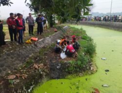 Mayat Tampa Busana Tergeletak Dipinggiran Sungai Pohgurih Puri Mojokerto