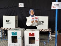 Optimis Menangkan Pilkada, Calon Walikota Kediri Nomor Urut 1 Vinanda Prameswari Coblos di TPS 03 Banaran