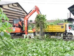 Dinas PU Bina Marga Sidoarjo Dibantu BPBD Jatim dan BPBD Sidoarjo Normalisasi Sungai Buntung Desa Tanjungsari