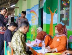 Jumat Berkah, Polres Blitar Kolaborasi Dengan Puskesmas Kecamatan Kesamben Hadirkan Pelayanan Kepolisian