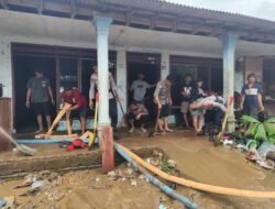 Polres Blitar Peduli, Giatkan Penanganan Bantuan Korban Dampak Banjir di Wilayah Kecamatan Binangun