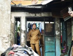 Plt. Bupati Sidoarjo Kunjungi Dua Korban Kebakaran Rumah, Beri Bantuan