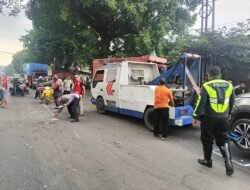 Diduga Pecah Ban, Mobil Terios Tabrak Truk Fuso Gandeng di Jalan Raya Ngranggon Mojokerto