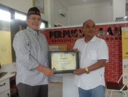 Freddy Poernomo Hibahkan 500 Buku Koleksi Pribadi ke Perpus Unigoro