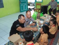 Dukung Program Makan Siang Bergizi, Polres Blitar Kota Bagikan Makan Gratis di Sekolah