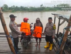 Kanit Binmas Polsek Kalitengah Serahkan Bantuan Pelampung di Tambangan Desa Sugihwaras