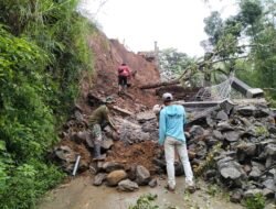 Akses Jalan Tertutup, Koramil 0815/16 Pacet Bersama BPBD, Pemdes dan Masyarakat Desa Sajen Bersinergi Bersihkan Material Longsor