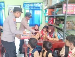 Kunjungi Sekolah Dasar, Polres Kediri Kota Bagikan Susu Gratis
