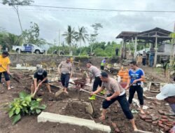 Satlantas Polres Blitar Bantu Warga Perbaiki Makam yang Rusak Akibat Banjir di Desa Birowo