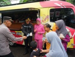 Mobil Si Sumeh Polres Pasuruan Kota Salurkan Bantuan Untuk Korban Banjir di Rejoso