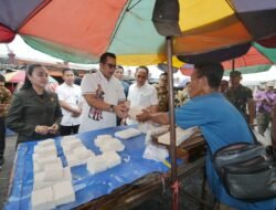 Jelang Nataru, Pj Wali Kota Mojokerto Turun ke Pasar, Pastikan Ketersediaan Bahan Pangan