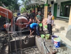 Polisi dan TNI Turun Bareng Warga Kerja Bakti di Desa Gempol Klutuk Tarik