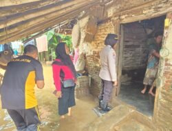 Peduli Bencana, Polisi Salurkan Bantuan Warga Terdampak Banjir di Kec. Winongan
