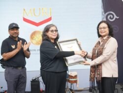 Hujan Tak Surutkan Semangat Ribuan Partisipan Ikuti E-FEST dan Penganugerahan Rekor Muri English Massive, Pj Wali Kota Kediri Beri Apresiasi