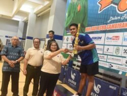 Pj Wali Kota Kediri Serahkan Hadiah Pemenang Turnamen Tenis Meja RSUD Gambiran