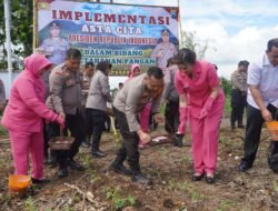 Kapolres Pasuruan Tanamkan Ketahanan Pangan, Pimpin Pemberian Pupuk di Desa Sentul