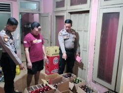 Jelang Nataru, Polres Gresik Amankan Ratusan Botol Miras di Menganti
