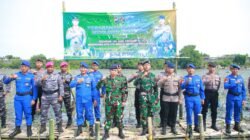 Kelestarian Alam, Polda Jatim dan Polres Gresik Tanam 10.000 Mangrove di Lumpur Gresik