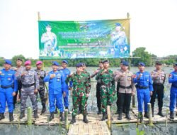 Kelestarian Alam, Polda Jatim dan Polres Gresik Tanam 10.000 Mangrove di Lumpur Gresik