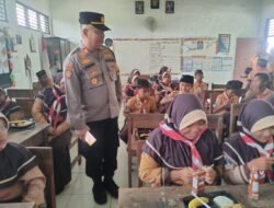 Polsek Tarik Bagikan Makan Siang Bergizi di SD Banjarwungu 2