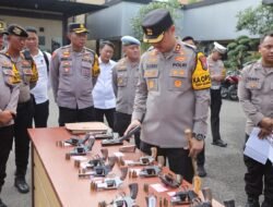 Kapolres Lamongan Lakukan Pemeriksaan Senpi dan Berikan Arahan tentang Penggunaan Senjata Api