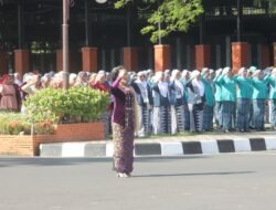 Jadi Komandan Upacara Peringatan Hari Ibu Ke-96-,Polwan Polres Mojokerto Berbalut Kebaya