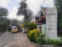 Rawan Laka dan Got Rusak, Warga Prupuh Protes Keberadaan Dumptruk Bermuatan Limston Yang Melalui Desanya