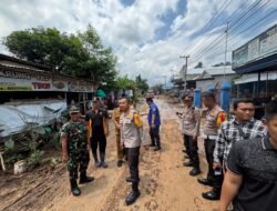 Kolaborasi Polres Kediri Kota Bersama TNI dan Pemkab Tangani Banjir di Desa Tiron