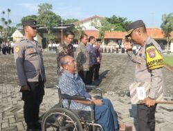 Polres Mojokerto Berikan Penghargaan langsung kepada Anggota Berprestasi Dan Purna Bakti