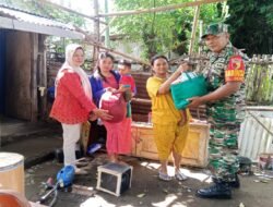 Babinsa Kelurahan Bence Dampingi Kader Posyandu Berikan Bantuan Sembako Dan Tambahan Gizi