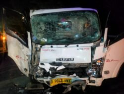 Salah Lajur, Toyota Kijang Innova Tabrak Isuzu light truk di Jalan Bogangin