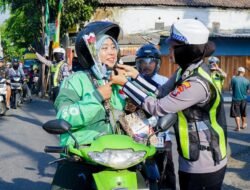 Peduli Keselamatan, Polisi di Pasuruan Bagi-Bagi Helm Untuk Pengendara