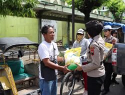 Ringankan Beban Hidup Masyarakat Tidak Mampu, Polwan di Kendal Bagi-Bagi Sembako