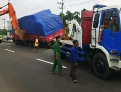 Truk Tronton Bermuatan 28 Ton Lompat ke Bahu Jalan, Jalur Trans Jombang-Mojokerto Macet Total