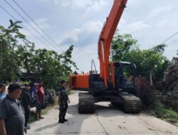 Cegah Potensi Banjir, TNI Bersama Dinas PUPR Sterilkan Aliran Sungai