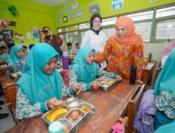 Khofifah Tinjau Program Makan Bergizi Gratis di Sidoarjo, Dorong Kesetaraan dan Peningkatan UMKM