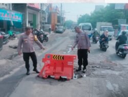 Jalan Raya Rusak Berlubang Jadi Perhatian Kapolsek Krian