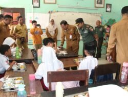Pelaksanaan Perdana Makan Bergizi Gratis di SDN Pandian I, Ditinjau Dandim Sumenep