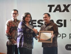 Berikan Kontribusi Pembangunan, Pj Wali Kota Kediri Serahkan Penghargaan Bagi Wajib Pajak