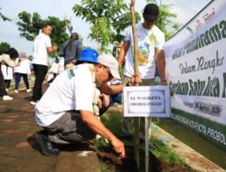 Pj Walikota Probolinggo Tanam Pohon Bungur di Area Pujasera Glaser