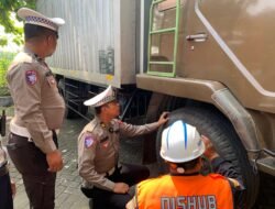 Satlantas Polres Mojokerto Lakukan Ramp Check Kendaraan Barang, Antisipasi Libur Panjang