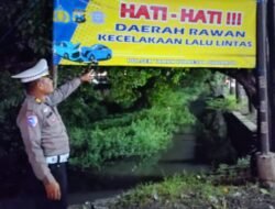 Polisi Pasang Banner Himbauan Rawan Kecelakaan Lalu Lintas di Jalan Raya Trosobo