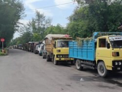 Kacau, Antrean Truk Pengangkut Sampah Mengular di Jalan Serangan