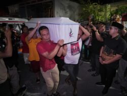 Berikan Dukungan Moral Korban Laka Laut, Walikota Mojokerto Melayat di Rumah Duka