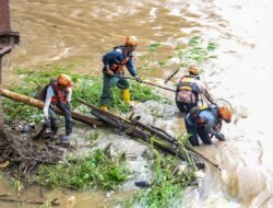 Jaga Kelestarian Cagar Budaya, Pemkot Kediri Lakukan Pembersihan Sampah di Bawah Jembatan Lama