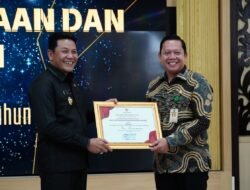 Plt. Bupati Subandi Serahkan Penghargaan SAKIP dan IPP kepada Perangkat Daerah Terbaik