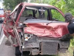 Tabrak Ban Belakang Tronton Daihatsu Espass Ringsek di Pekutatan