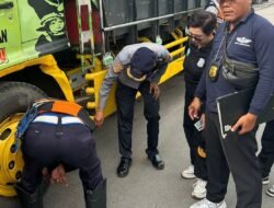 Parkir Sembarangan di Jalan Cargo, Truk Ditinggal Pergi Pengemudinya Digembosi 